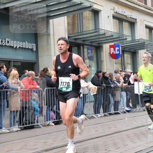 05.10.2025 - 20. swb-Marathon Bremen Strokosch-Dieckow http://msf.ph/oto/9296572 05.10.2025 13:02:25 Ziel 288, 539, 1810, 2585, 3054, 3381, 4274, 7028, 7170, 288, 539, 1810, 2585, 3054, 3381, 4274, 7028, 7170 meine-sportfotos.de