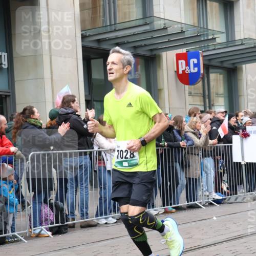 05.10.2025 - 20. swb-Marathon Bremen Strokosch-Dieckow http://msf.ph/oto/9296574 05.10.2025 13:02:26 Ziel 288, 539, 1810, 2585, 3054, 3197, 3381, 4274, 7028, 7170, 288, 539, 1810, 2585, 3054, 3197, 3381, 4274, 7028, 7170 meine-sportfotos.de