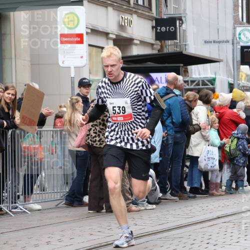 05.10.2025 - 20. swb-Marathon Bremen Strokosch-Dieckow http://msf.ph/oto/9296591 05.10.2025 13:02:37 Ziel 45, 288, 539, 2036, 2141, 2585, 2939, 3054, 3197, 3381, 4274, 4629, 7675, 45, 288, 539, 2036, 2141, 2585, 2939, 3054, 3197, 3381, 4274, 4629, 7675 meine-sportfotos.de