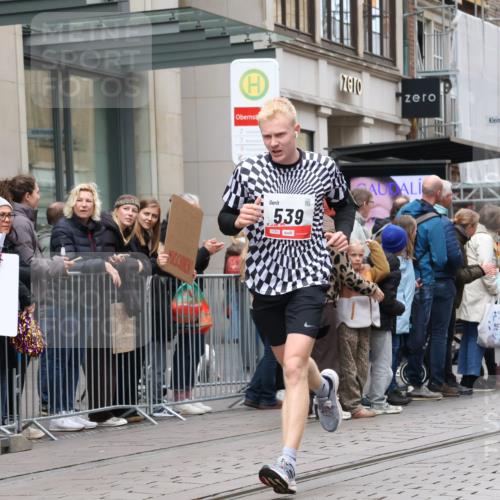 05.10.2025 - 20. swb-Marathon Bremen Strokosch-Dieckow http://msf.ph/oto/9296592 05.10.2025 13:02:37 Ziel 45, 288, 539, 2036, 2141, 2585, 2939, 3054, 3197, 3381, 4274, 4629, 7675, 45, 288, 539, 2036, 2141, 2585, 2939, 3054, 3197, 3381, 4274, 4629, 7675 meine-sportfotos.de