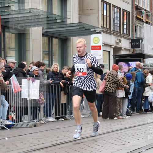 05.10.2025 - 20. swb-Marathon Bremen Strokosch-Dieckow http://msf.ph/oto/9296593 05.10.2025 13:02:37 Ziel 45, 288, 539, 2036, 2141, 2585, 2939, 3054, 3197, 3381, 4274, 4629, 7675, 45, 288, 539, 2036, 2141, 2585, 2939, 3054, 3197, 3381, 4274, 4629, 7675 meine-sportfotos.de