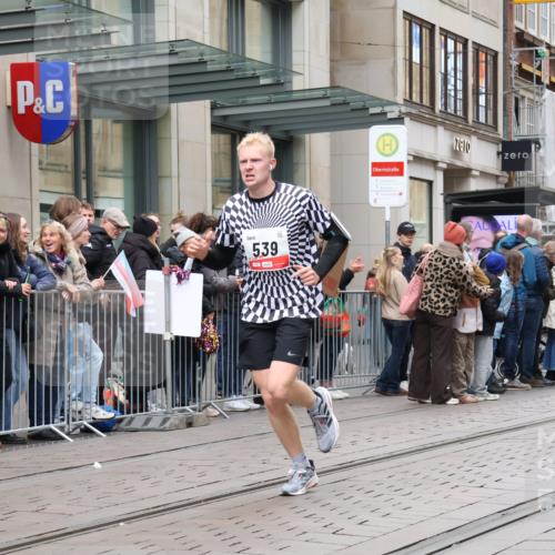 05.10.2025 - 20. swb-Marathon Bremen Strokosch-Dieckow http://msf.ph/oto/9296594 05.10.2025 13:02:37 Ziel 45, 288, 539, 2036, 2141, 2585, 2939, 3054, 3197, 3381, 4274, 4629, 7675, 45, 288, 539, 2036, 2141, 2585, 2939, 3054, 3197, 3381, 4274, 4629, 7675 meine-sportfotos.de