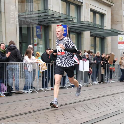 05.10.2025 - 20. swb-Marathon Bremen Strokosch-Dieckow http://msf.ph/oto/9296596 05.10.2025 13:02:38 Ziel 45, 288, 539, 2036, 2141, 2585, 2939, 3054, 3197, 3381, 4274, 4629, 7675, 45, 288, 539, 2036, 2141, 2585, 2939, 3054, 3197, 3381, 4274, 4629, 7675 meine-sportfotos.de