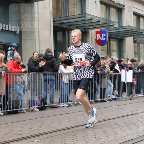 05.10.2025 - 20. swb-Marathon Bremen Strokosch-Dieckow http://msf.ph/oto/9296597 05.10.2025 13:02:38 Ziel 45, 288, 539, 2036, 2141, 2585, 2939, 3054, 3197, 3381, 4274, 4629, 7675, 45, 288, 539, 2036, 2141, 2585, 2939, 3054, 3197, 3381, 4274, 4629, 7675 meine-sportfotos.de