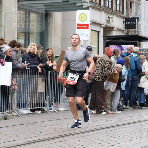 05.10.2025 - 20. swb-Marathon Bremen Strokosch-Dieckow http://msf.ph/oto/9296598 05.10.2025 13:02:40 Ziel 45, 288, 539, 2036, 2141, 2585, 2939, 3197, 3381, 4629, 7675, 45, 288, 539, 2036, 2141, 2585, 2939, 3197, 3381, 4629, 7675 meine-sportfotos.de