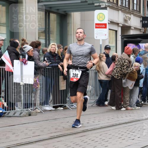 05.10.2025 - 20. swb-Marathon Bremen Strokosch-Dieckow http://msf.ph/oto/9296599 05.10.2025 13:02:40 Ziel 45, 288, 539, 2036, 2141, 2585, 2939, 3197, 3381, 4629, 7675, 45, 288, 539, 2036, 2141, 2585, 2939, 3197, 3381, 4629, 7675 meine-sportfotos.de