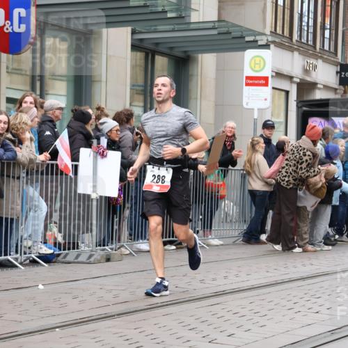 05.10.2025 - 20. swb-Marathon Bremen Strokosch-Dieckow http://msf.ph/oto/9296600 05.10.2025 13:02:41 Ziel 45, 288, 539, 2036, 2141, 2585, 2939, 3197, 3381, 4629, 7675, 45, 288, 539, 2036, 2141, 2585, 2939, 3197, 3381, 4629, 7675 meine-sportfotos.de