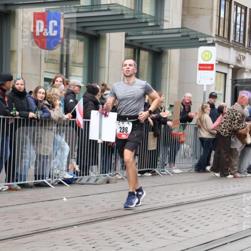 05.10.2025 - 20. swb-Marathon Bremen Strokosch-Dieckow http://msf.ph/oto/9296601 05.10.2025 13:02:41 Ziel 45, 288, 539, 2036, 2141, 2585, 2939, 3197, 3381, 4629, 7675, 45, 288, 539, 2036, 2141, 2585, 2939, 3197, 3381, 4629, 7675 meine-sportfotos.de