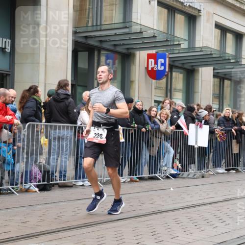 05.10.2025 - 20. swb-Marathon Bremen Strokosch-Dieckow http://msf.ph/oto/9296605 05.10.2025 13:02:42 Ziel 45, 288, 539, 2036, 2141, 2585, 2939, 3197, 3381, 4629, 5831, 7675, 45, 288, 539, 2036, 2141, 2585, 2939, 3197, 3381, 4629, 5831, 7675 meine-sportfotos.de