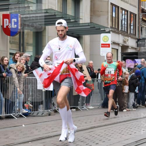 05.10.2025 - 20. swb-Marathon Bremen Strokosch-Dieckow http://msf.ph/oto/9296614 05.10.2025 13:02:47 Ziel 45, 288, 2036, 2141, 2585, 2939, 3197, 3381, 4629, 5831, 7526, 7675, 45, 288, 2036, 2141, 2585, 2939, 3197, 3381, 4629, 5831, 7526, 7675 meine-sportfotos.de