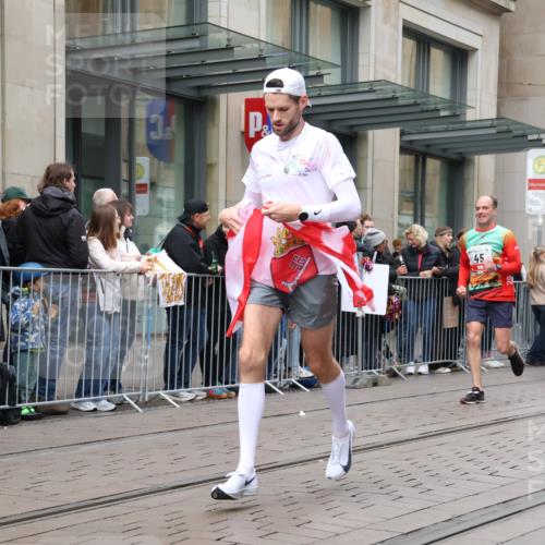 05.10.2025 - 20. swb-Marathon Bremen Strokosch-Dieckow http://msf.ph/oto/9296615 05.10.2025 13:02:48 Ziel 45, 288, 2036, 2141, 2585, 2939, 3197, 3381, 4629, 5831, 7526, 7675, 45, 288, 2036, 2141, 2585, 2939, 3197, 3381, 4629, 5831, 7526, 7675 meine-sportfotos.de