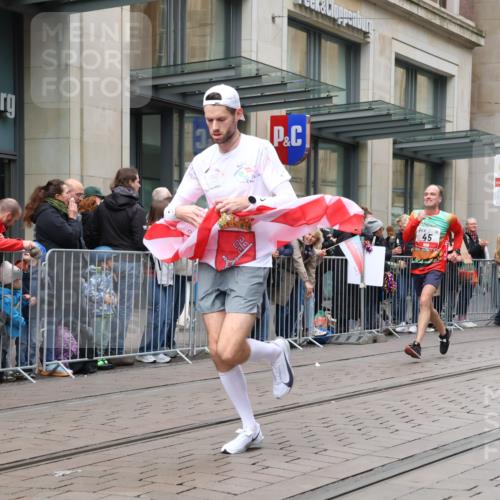 05.10.2025 - 20. swb-Marathon Bremen Strokosch-Dieckow http://msf.ph/oto/9296616 05.10.2025 13:02:48 Ziel 45, 288, 2036, 2141, 2585, 2939, 3197, 3381, 4629, 5831, 7526, 7675, 45, 288, 2036, 2141, 2585, 2939, 3197, 3381, 4629, 5831, 7526, 7675 meine-sportfotos.de