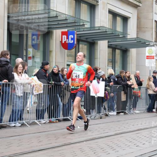 05.10.2025 - 20. swb-Marathon Bremen Strokosch-Dieckow http://msf.ph/oto/9296617 05.10.2025 13:02:48 Ziel 45, 288, 2036, 2141, 2585, 2939, 3197, 3381, 4629, 5831, 7526, 7675, 45, 288, 2036, 2141, 2585, 2939, 3197, 3381, 4629, 5831, 7526, 7675 meine-sportfotos.de