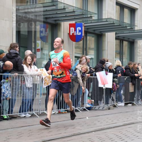 05.10.2025 - 20. swb-Marathon Bremen Strokosch-Dieckow http://msf.ph/oto/9296618 05.10.2025 13:02:49 Ziel 45, 288, 2036, 2141, 2585, 2939, 3197, 3381, 4629, 5831, 7526, 7675, 45, 288, 2036, 2141, 2585, 2939, 3197, 3381, 4629, 5831, 7526, 7675 meine-sportfotos.de