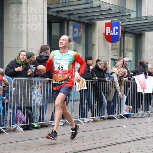 05.10.2025 - 20. swb-Marathon Bremen Strokosch-Dieckow http://msf.ph/oto/9296619 05.10.2025 13:02:49 Ziel 45, 288, 2036, 2141, 2585, 2939, 3197, 3381, 4629, 5831, 7526, 7675, 45, 288, 2036, 2141, 2585, 2939, 3197, 3381, 4629, 5831, 7526, 7675 meine-sportfotos.de