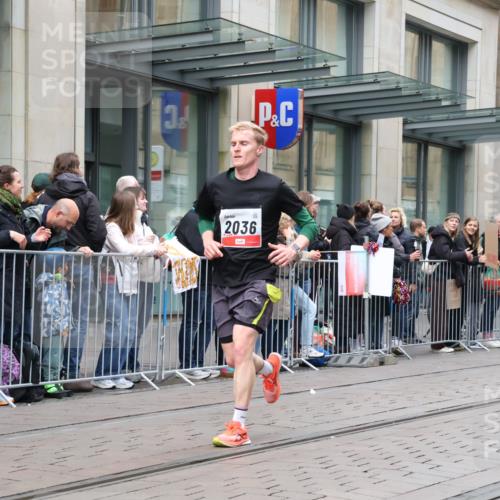 05.10.2025 - 20. swb-Marathon Bremen Strokosch-Dieckow http://msf.ph/oto/9296623 05.10.2025 13:02:51 Ziel 45, 2036, 2141, 2939, 3197, 4629, 5831, 7526, 7675, 45, 2036, 2141, 2939, 3197, 4629, 5831, 7526, 7675 meine-sportfotos.de