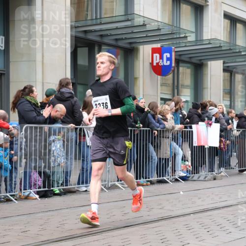 05.10.2025 - 20. swb-Marathon Bremen Strokosch-Dieckow http://msf.ph/oto/9296624 05.10.2025 13:02:51 Ziel 45, 2036, 2141, 2939, 3197, 4629, 5831, 7526, 7675, 45, 2036, 2141, 2939, 3197, 4629, 5831, 7526, 7675 meine-sportfotos.de