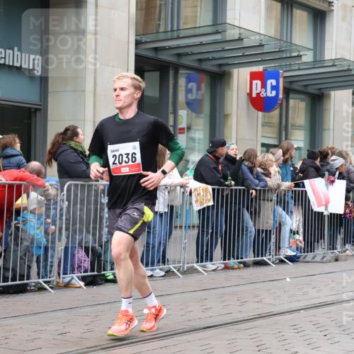 05.10.2025 - 20. swb-Marathon Bremen Strokosch-Dieckow http://msf.ph/oto/9296625 05.10.2025 13:02:52 Ziel 45, 2036, 2141, 2939, 4629, 5831, 7526, 7675, 45, 2036, 2141, 2939, 4629, 5831, 7526, 7675 meine-sportfotos.de