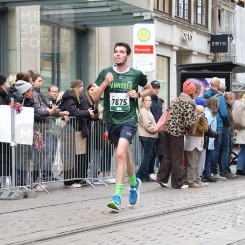 05.10.2025 - 20. swb-Marathon Bremen Strokosch-Dieckow http://msf.ph/oto/9296628 05.10.2025 13:02:54 Ziel 45, 2036, 2141, 2939, 4629, 5831, 7526, 7675, 45, 2036, 2141, 2939, 4629, 5831, 7526, 7675 meine-sportfotos.de