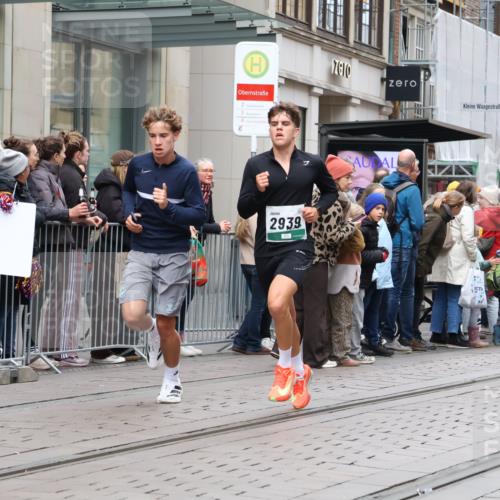 05.10.2025 - 20. swb-Marathon Bremen Strokosch-Dieckow http://msf.ph/oto/9296634 05.10.2025 13:02:57 Ziel 45, 635, 2036, 2141, 2939, 4629, 5831, 7526, 7675, 45, 635, 2036, 2141, 2939, 4629, 5831, 7526, 7675 meine-sportfotos.de