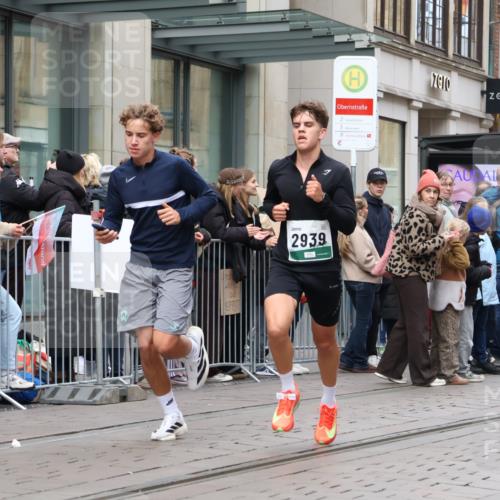 05.10.2025 - 20. swb-Marathon Bremen Strokosch-Dieckow http://msf.ph/oto/9296635 05.10.2025 13:02:57 Ziel 45, 635, 2036, 2141, 2939, 4629, 5831, 7526, 7675, 45, 635, 2036, 2141, 2939, 4629, 5831, 7526, 7675 meine-sportfotos.de