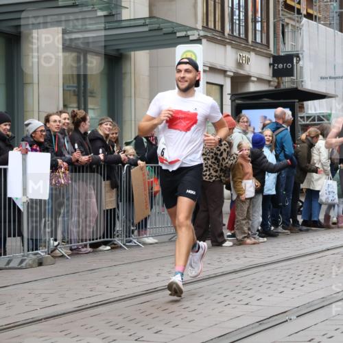 05.10.2025 - 20. swb-Marathon Bremen Strokosch-Dieckow http://msf.ph/oto/9296639 05.10.2025 13:03:15 Ziel 635, 2613, 4617, 4758, 4786, 5588, 6804, 635, 2613, 4617, 4758, 4786, 5588, 6804 meine-sportfotos.de