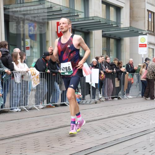 05.10.2025 - 20. swb-Marathon Bremen Strokosch-Dieckow http://msf.ph/oto/9296648 05.10.2025 13:03:21 Ziel 506, 635, 2613, 3061, 3084, 4617, 4758, 4786, 5588, 6804, 506, 635, 2613, 3061, 3084, 4617, 4758, 4786, 5588, 6804 meine-sportfotos.de