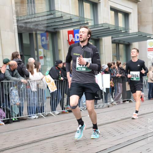 05.10.2025 - 20. swb-Marathon Bremen Strokosch-Dieckow http://msf.ph/oto/9296660 05.10.2025 13:03:32 Ziel 506, 1105, 2472, 3061, 3084, 4215, 4617, 4758, 5786, 6804, 7070, 8013, 506, 1105, 2472, 3061, 3084, 4215, 4617, 4758, 5786, 6804, 7070, 8013 meine-sportfotos.de