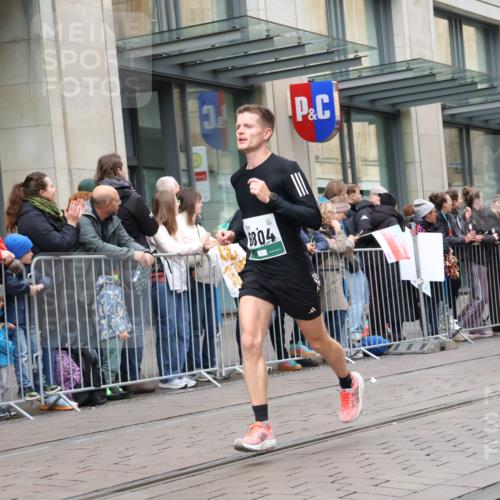 05.10.2025 - 20. swb-Marathon Bremen Strokosch-Dieckow http://msf.ph/oto/9296663 05.10.2025 13:03:32 Ziel 506, 1105, 2472, 3061, 3084, 4215, 4617, 4758, 5786, 6804, 7070, 8013, 506, 1105, 2472, 3061, 3084, 4215, 4617, 4758, 5786, 6804, 7070, 8013 meine-sportfotos.de