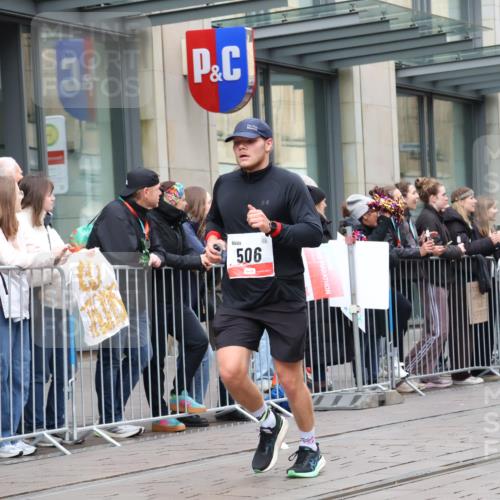 05.10.2025 - 20. swb-Marathon Bremen Strokosch-Dieckow http://msf.ph/oto/9296666 05.10.2025 13:03:34 Ziel 506, 1105, 1652, 2472, 3061, 3084, 4215, 5786, 6804, 7070, 8013, 506, 1105, 1652, 2472, 3061, 3084, 4215, 5786, 6804, 7070, 8013 meine-sportfotos.de