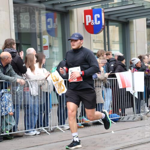 05.10.2025 - 20. swb-Marathon Bremen Strokosch-Dieckow http://msf.ph/oto/9296667 05.10.2025 13:03:34 Ziel 506, 1105, 1652, 2472, 3061, 3084, 4215, 5786, 6804, 7070, 8013, 506, 1105, 1652, 2472, 3061, 3084, 4215, 5786, 6804, 7070, 8013 meine-sportfotos.de