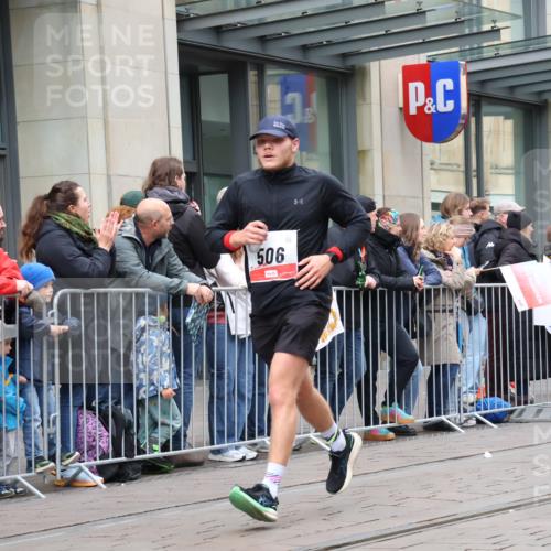 05.10.2025 - 20. swb-Marathon Bremen Strokosch-Dieckow http://msf.ph/oto/9296668 05.10.2025 13:03:34 Ziel 506, 1105, 1652, 2472, 3061, 3084, 4215, 5786, 6804, 7070, 8013, 506, 1105, 1652, 2472, 3061, 3084, 4215, 5786, 6804, 7070, 8013 meine-sportfotos.de