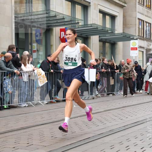 05.10.2025 - 20. swb-Marathon Bremen Strokosch-Dieckow http://msf.ph/oto/9296674 05.10.2025 13:03:37 Ziel 506, 1105, 1652, 2472, 2482, 2656, 3061, 3084, 4215, 5786, 7070, 8013, 506, 1105, 1652, 2472, 2482, 2656, 3061, 3084, 4215, 5786, 7070, 8013 meine-sportfotos.de