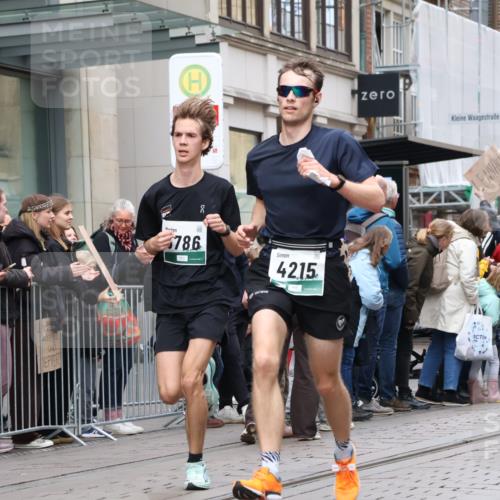 05.10.2025 - 20. swb-Marathon Bremen Strokosch-Dieckow http://msf.ph/oto/9296683 05.10.2025 13:03:46 Ziel 329, 706, 1105, 1652, 2068, 2472, 2482, 2643, 2656, 4215, 4848, 5786, 7070, 7900, 8013, 329, 706, 1105, 1652, 2068, 2472, 2482, 2643, 2656, 4215, 4848, 5786, 7070, 7900, 8013 meine-sportfotos.de