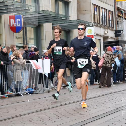 05.10.2025 - 20. swb-Marathon Bremen Strokosch-Dieckow http://msf.ph/oto/9296685 05.10.2025 13:03:46 Ziel 329, 706, 1105, 1652, 2068, 2472, 2482, 2643, 2656, 4215, 4848, 5786, 7070, 7900, 8013, 329, 706, 1105, 1652, 2068, 2472, 2482, 2643, 2656, 4215, 4848, 5786, 7070, 7900, 8013 meine-sportfotos.de