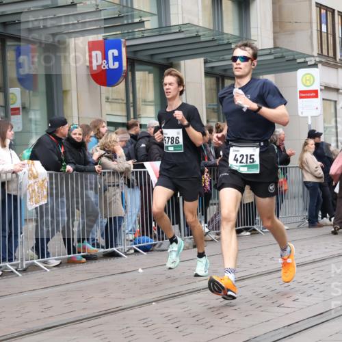 05.10.2025 - 20. swb-Marathon Bremen Strokosch-Dieckow http://msf.ph/oto/9296686 05.10.2025 13:03:47 Ziel 329, 706, 1105, 1652, 2068, 2472, 2482, 2643, 2656, 4215, 4848, 5786, 6295, 7070, 7735, 7900, 8013, 329, 706, 1105, 1652, 2068, 2472, 2482, 2643, 2656, 4215, 4848, 5786, 6295, 7070, 7735, 7900, 8013 meine-sportfotos.de