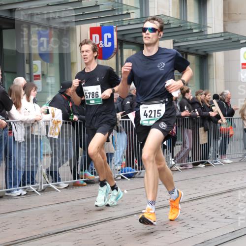 05.10.2025 - 20. swb-Marathon Bremen Strokosch-Dieckow http://msf.ph/oto/9296687 05.10.2025 13:03:47 Ziel 329, 706, 1105, 1652, 2068, 2472, 2482, 2643, 2656, 4215, 4848, 5786, 6295, 7070, 7735, 7900, 8013, 329, 706, 1105, 1652, 2068, 2472, 2482, 2643, 2656, 4215, 4848, 5786, 6295, 7070, 7735, 7900, 8013 meine-sportfotos.de