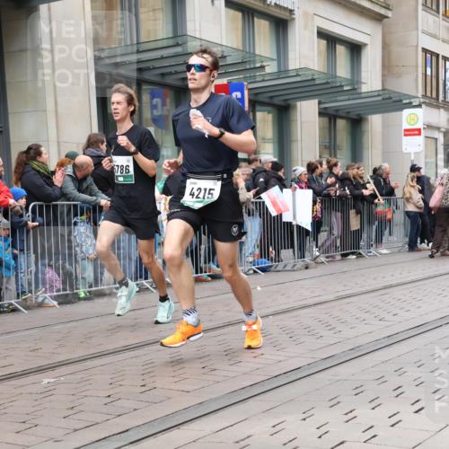 05.10.2025 - 20. swb-Marathon Bremen Strokosch-Dieckow http://msf.ph/oto/9296688 05.10.2025 13:03:47 Ziel 329, 706, 1105, 1652, 2068, 2472, 2482, 2643, 2656, 4215, 4848, 5786, 6295, 7070, 7735, 7900, 8013, 329, 706, 1105, 1652, 2068, 2472, 2482, 2643, 2656, 4215, 4848, 5786, 6295, 7070, 7735, 7900, 8013 meine-sportfotos.de