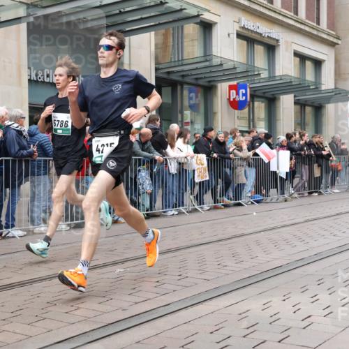 05.10.2025 - 20. swb-Marathon Bremen Strokosch-Dieckow http://msf.ph/oto/9296690 05.10.2025 13:03:48 Ziel 329, 706, 1652, 2068, 2472, 2482, 2643, 2656, 4215, 4848, 5786, 6295, 7070, 7735, 7900, 8013, 329, 706, 1652, 2068, 2472, 2482, 2643, 2656, 4215, 4848, 5786, 6295, 7070, 7735, 7900, 8013 meine-sportfotos.de