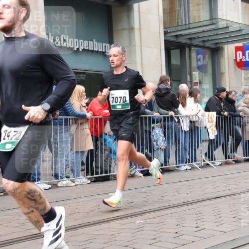 05.10.2025 - 20. swb-Marathon Bremen Strokosch-Dieckow http://msf.ph/oto/9296697 05.10.2025 13:03:51 Ziel 329, 706, 1652, 2068, 2472, 2482, 2643, 2656, 3320, 4215, 4848, 6295, 7070, 7735, 7900, 8013, 329, 706, 1652, 2068, 2472, 2482, 2643, 2656, 3320, 4215, 4848, 6295, 7070, 7735, 7900, 8013 meine-sportfotos.de