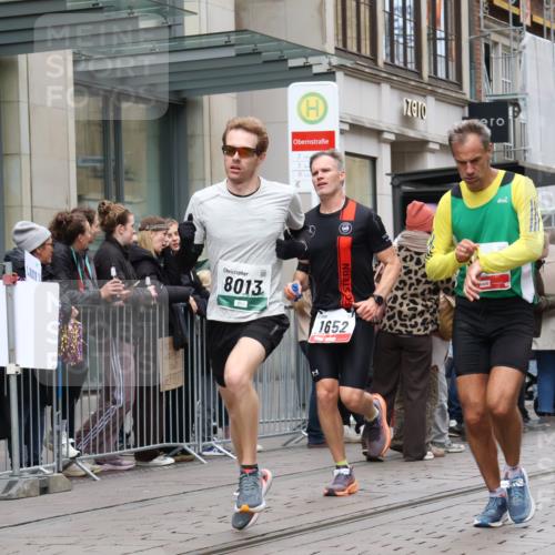 05.10.2025 - 20. swb-Marathon Bremen Strokosch-Dieckow http://msf.ph/oto/9296699 05.10.2025 13:03:53 Ziel 329, 706, 1652, 2068, 2472, 2482, 2643, 2656, 3320, 4848, 6295, 7070, 7583, 7735, 7900, 8013, 329, 706, 1652, 2068, 2472, 2482, 2643, 2656, 3320, 4848, 6295, 7070, 7583, 7735, 7900, 8013 meine-sportfotos.de