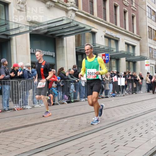 05.10.2025 - 20. swb-Marathon Bremen Strokosch-Dieckow http://msf.ph/oto/9296707 05.10.2025 13:03:55 Ziel 329, 706, 1652, 2068, 2472, 2482, 2643, 2656, 3320, 4848, 6295, 7070, 7583, 7735, 7900, 8013, 329, 706, 1652, 2068, 2472, 2482, 2643, 2656, 3320, 4848, 6295, 7070, 7583, 7735, 7900, 8013 meine-sportfotos.de