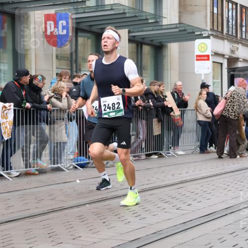 05.10.2025 - 20. swb-Marathon Bremen Strokosch-Dieckow http://msf.ph/oto/9296709 05.10.2025 13:03:56 Ziel 329, 706, 1652, 2068, 2472, 2482, 2643, 2656, 3320, 4848, 6295, 7070, 7583, 7735, 7900, 8013, 329, 706, 1652, 2068, 2472, 2482, 2643, 2656, 3320, 4848, 6295, 7070, 7583, 7735, 7900, 8013 meine-sportfotos.de