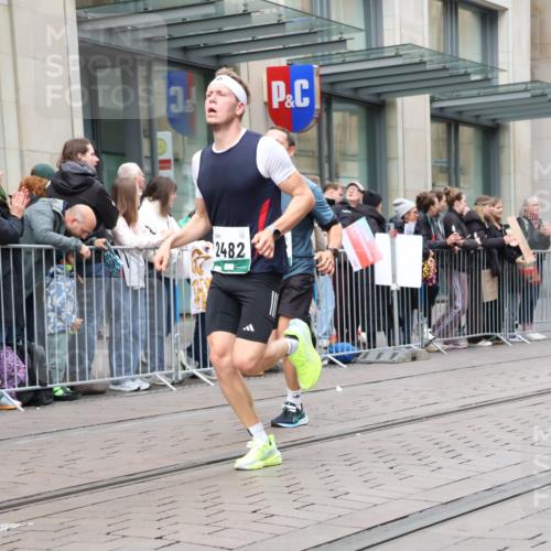 05.10.2025 - 20. swb-Marathon Bremen Strokosch-Dieckow http://msf.ph/oto/9296710 05.10.2025 13:03:57 Ziel 329, 706, 1652, 2068, 2482, 2643, 2656, 3320, 4848, 6295, 7583, 7735, 7900, 8013, 329, 706, 1652, 2068, 2482, 2643, 2656, 3320, 4848, 6295, 7583, 7735, 7900, 8013 meine-sportfotos.de