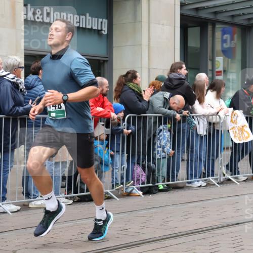 05.10.2025 - 20. swb-Marathon Bremen Strokosch-Dieckow http://msf.ph/oto/9296713 05.10.2025 13:03:58 Ziel 329, 706, 1652, 1763, 2068, 2482, 2643, 2656, 3320, 4848, 6295, 7583, 7735, 7900, 329, 706, 1652, 1763, 2068, 2482, 2643, 2656, 3320, 4848, 6295, 7583, 7735, 7900 meine-sportfotos.de