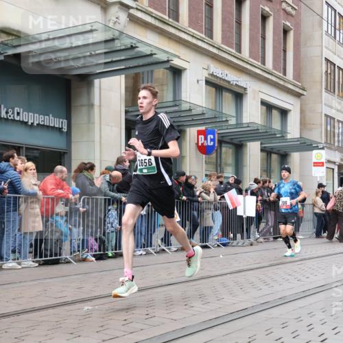 05.10.2025 - 20. swb-Marathon Bremen Strokosch-Dieckow http://msf.ph/oto/9296715 05.10.2025 13:03:58 Ziel 329, 706, 1652, 1763, 2068, 2482, 2643, 2656, 3320, 4848, 6295, 7583, 7735, 7900, 329, 706, 1652, 1763, 2068, 2482, 2643, 2656, 3320, 4848, 6295, 7583, 7735, 7900 meine-sportfotos.de