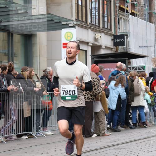 05.10.2025 - 20. swb-Marathon Bremen Strokosch-Dieckow http://msf.ph/oto/9296721 05.10.2025 13:04:02 Ziel 329, 706, 1763, 2068, 2643, 3320, 4848, 5656, 6295, 7583, 7735, 7900, 329, 706, 1763, 2068, 2643, 3320, 4848, 5656, 6295, 7583, 7735, 7900 meine-sportfotos.de