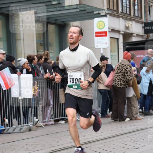 05.10.2025 - 20. swb-Marathon Bremen Strokosch-Dieckow http://msf.ph/oto/9296722 05.10.2025 13:04:02 Ziel 329, 706, 1763, 2068, 2643, 3320, 4848, 5656, 6295, 7583, 7735, 7900, 329, 706, 1763, 2068, 2643, 3320, 4848, 5656, 6295, 7583, 7735, 7900 meine-sportfotos.de