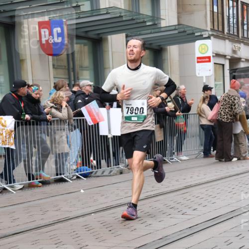 05.10.2025 - 20. swb-Marathon Bremen Strokosch-Dieckow http://msf.ph/oto/9296723 05.10.2025 13:04:02 Ziel 329, 706, 1763, 2068, 2643, 3320, 4848, 5656, 6295, 7583, 7735, 7900, 329, 706, 1763, 2068, 2643, 3320, 4848, 5656, 6295, 7583, 7735, 7900 meine-sportfotos.de