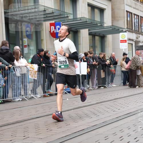 05.10.2025 - 20. swb-Marathon Bremen Strokosch-Dieckow http://msf.ph/oto/9296724 05.10.2025 13:04:02 Ziel 329, 706, 1763, 2068, 2643, 3320, 4848, 5656, 6295, 7583, 7735, 7900, 329, 706, 1763, 2068, 2643, 3320, 4848, 5656, 6295, 7583, 7735, 7900 meine-sportfotos.de
